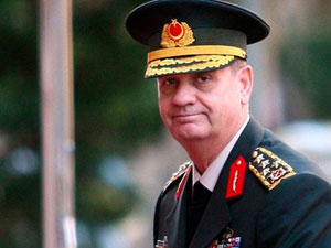 Duruşmada teğmenlerden asker selamı