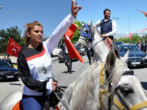 Bahçeli'yi atlı dadaş kızları karşıladı