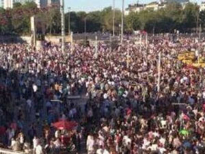 Taksim'de karanfilli anma törenine müdahale