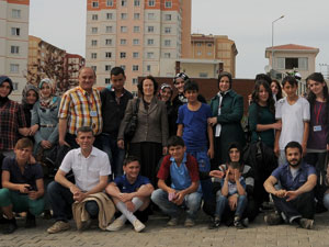 Sevgi evinde gönüllü kucaklaşma