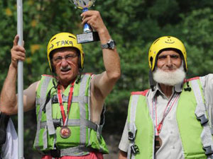 Arap turistler çarşafla rafting yaptı
