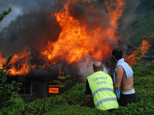 Kızılçamlar alev alev yandı!