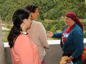 Sema Kızılcık’tan Hamdiye Nineye Ziyaret