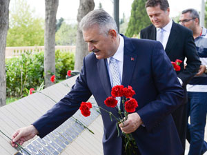 Bakan Yıldırım'dan Azerbaycan'da şehitliğe ziyaret