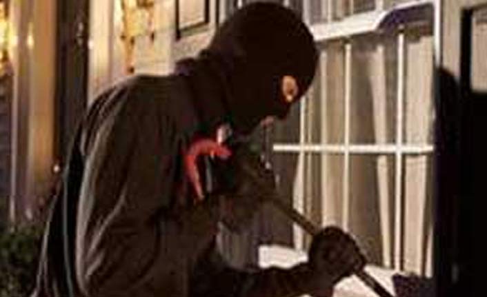 Polis hırsızı sümüğünden buldu