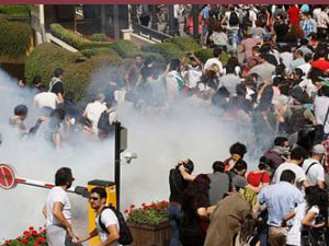 Taksim'de gergin bekleyiş