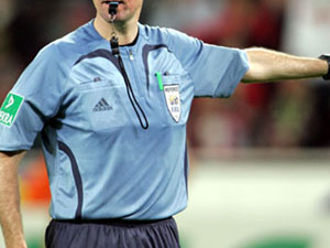 Taraftar hakemin kafasını kesti!