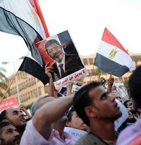 Mısır'da halk yeniden meydanlarda