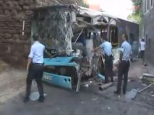 Otobüs tarihi binaya çarptı