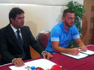 Aykut Demir Sözleşme imzaladı