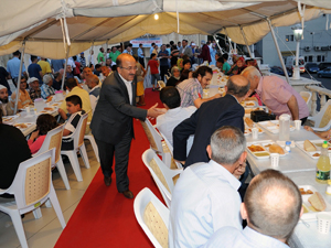 Gümrükçüoğlu ilk iftarını çadırda açtı