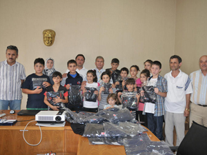 Akçaabat'ta güreşçilere eşofman dağıtıldı