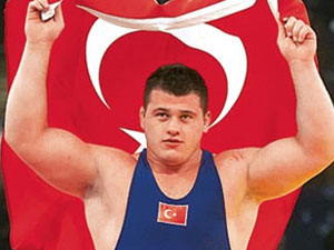 Irkçı güreşçinin başı dertte!