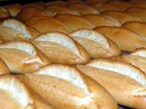 Ekmekle oynayan yandı