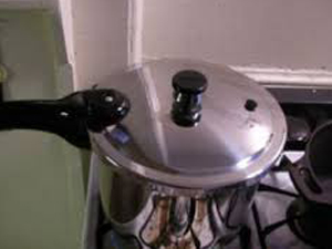 Patlayan tencere polisi alarma geçirdi