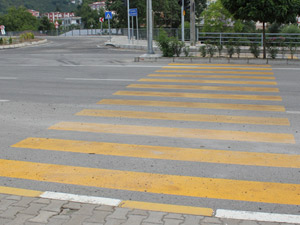 Giresun'da fıkra gibi yaya geçidi!