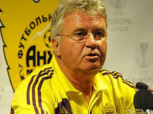 Guus Hiddink  istifa etti