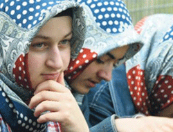 Başörtüsüne itiraz işinden etti