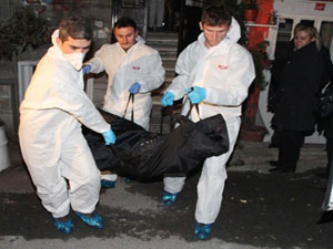 Annesini öldüren babasına...