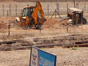 Suriye sınırına mevzi kazılıyor