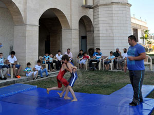 Cami bahçesinde kıyasıya güreştiler