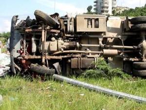 Trabzon'da Çay Yüklü Kamyon Devrildi