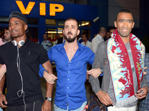 Avni Aker'de imza şov