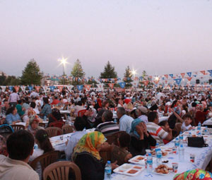 5 bin kişiye iftar yemeği