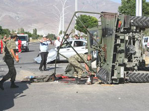 Askerler kazada yola savruldu