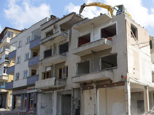 Trabzon'da iş makinesi 5.katta çıktı