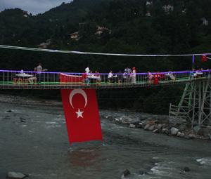 Tarihi köprüde iftar yemeği