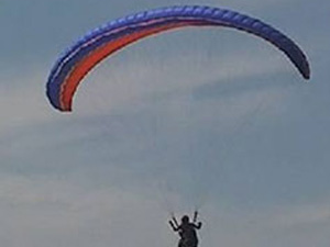 Kaymakam paraşütle çakıldı