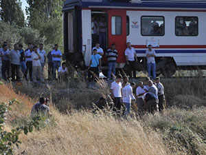 Tren arabayı biçti: 3 ölü