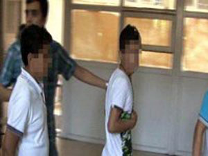 Başbakan'ın afişini yırtan 3 çocuk....