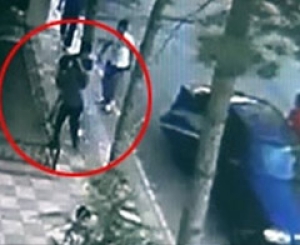 Sokak ortasında kız kaçırdılar