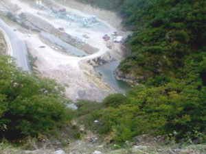 Otomobil 150 metrelik uçuruma yuvarlandı