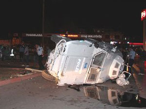 Zırhlı araç devrildi