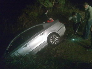 Araba sulama kanalına düştü