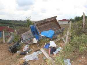 Bayburt'ta Tarım Aracı Şarampole Yuvarlandı