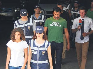 Sanatçılara operasyon anayasayı değiştirtti