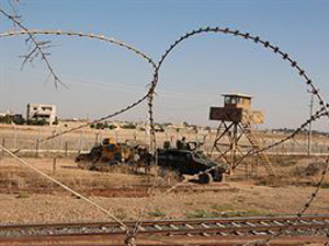 Kaçakçılar askeri taşladı