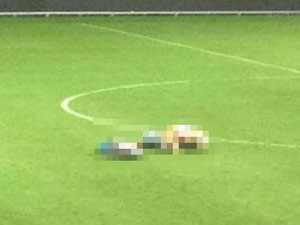 Futbol sahasında seviştiler!