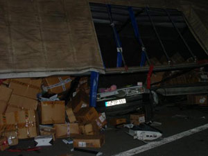 TIR otomobili biçti ölü ve yaralılar var