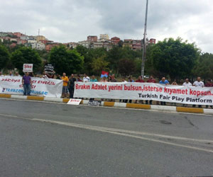 Taraftarlar TFF önünde eylem yapıyor!