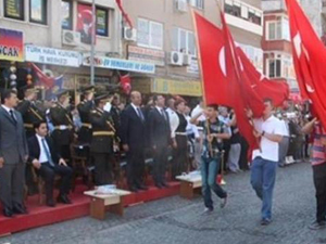 Resmi Geçitte Herkes ayağa kalktı ama...