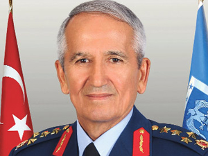 O komutan istifa etti