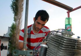 Ev bahçesinde helikopter yapıyor!