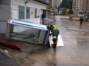 Zonguldak'ı hortum vurdu