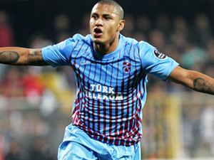 Biri Henrique'yi gözetliyor