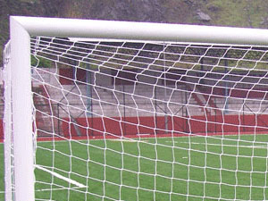 Kale direği az kalsın canını alıyordu!